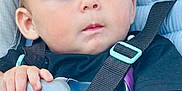 Dawson Tarlet a rejoint le concours — aidez-le/la à gagner de superbes lots ! baby, black_clothing, blue, child, closeup, curious, cute, expression, eyes, face, fingernails, hand, head, infant, portrait, seatbelt, sitting, skin, stroller, young_child