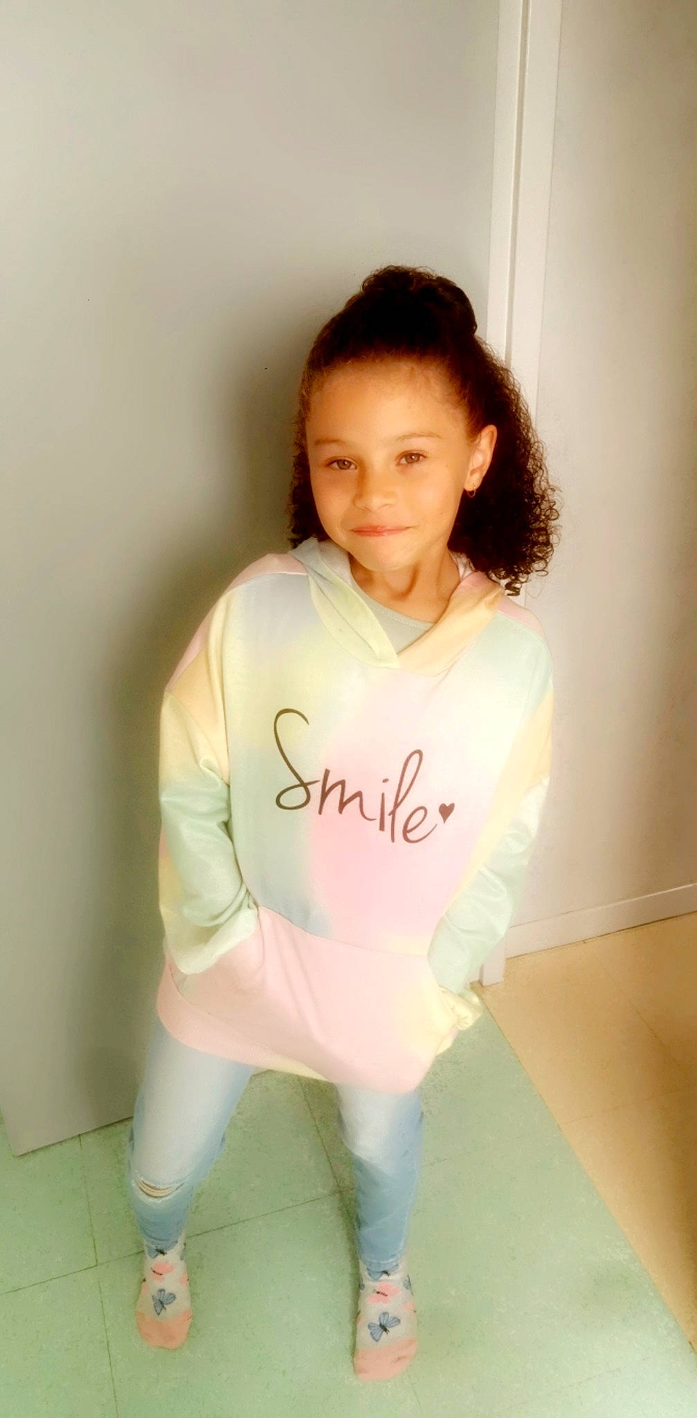 Lyana a rejoint le concours — aidez-le/la à gagner de superbes lots ! abdomen, autograph, chest, elbow, eyelash, fun, gesture, happy, hoodie, human_body, human_leg, joy, knee, person, sitting, sleeve, smile, sportswear, t_shirt, thigh