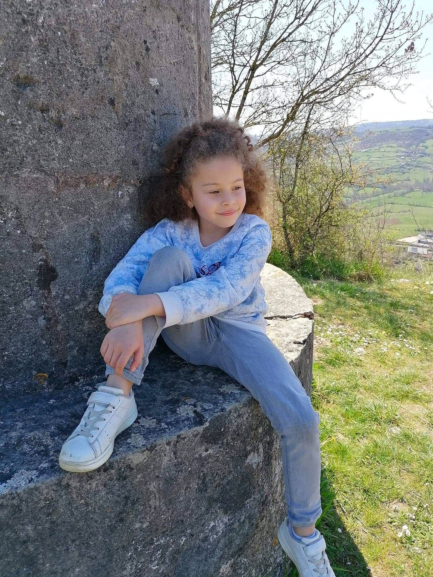 Lyana a rejoint le concours — aidez-le/la à gagner de superbes lots ! boot, denim, electric_blue, eye, flash_photography, fun, grass, happy, human_leg, joy, knee, leaf, leg, leisure, people_in_nature, person, plant, shoe, sky, sneakers
