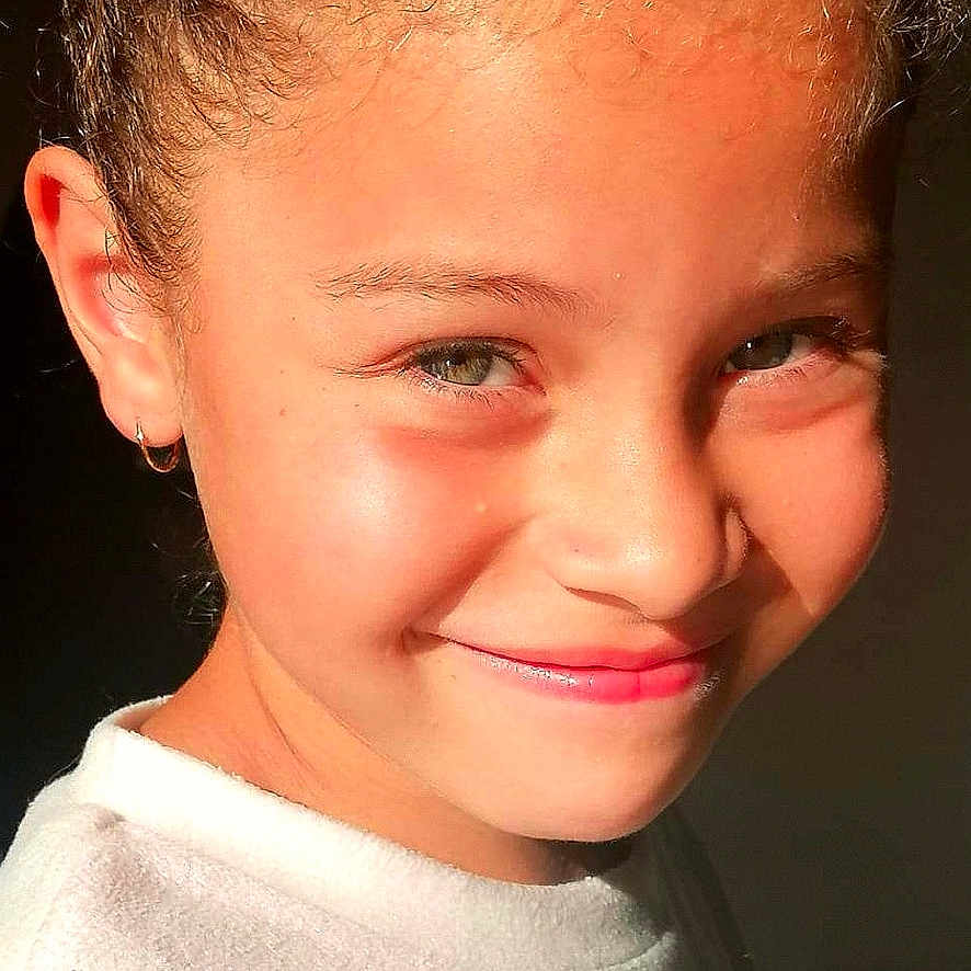 Lyana participe au concours pour gagner de l'argent avec cette photo : accessories, bodypart, child, dimples, earring, face, female, girl, hair, happy, head, jewelry, mouth, neck, person, photography, portrait, skin, smile, teeth