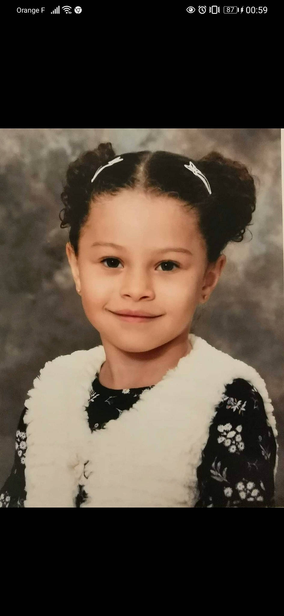 Lyana participe au concours pour gagner de l'argent avec cette photo : art, cheek, child, eyebrow, eyelash, eyewear, fashion_accessory, flash_photography, hair_accessory, hairstyle, happy, headgear, headpiece, iris, joy, monochrome, monochrome_photography, person, sleeve, smile