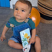 Lisandro participe au concours pour gagner de l'argent avec cette photo : toddler, child, birthday, denim_overalls, sneakers, balloon, card, floor, indoor, blue_shirt, cute, curious, seated, woven_basket, celebration, portrait, baby, one_year_old, happy, casual_clothing