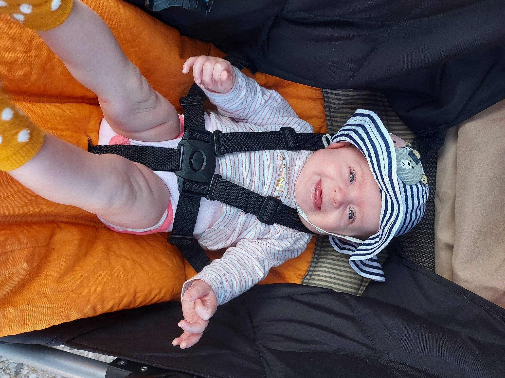 Ambre participe au concours pour gagner de l'argent avec cette photo : baby, baby_carriage, baby_products, baby_toddler_clothing, child, comfort, elbow, event, facial_expression, finger, gesture, hand, hat, headwear, joy, lap, leg, person, sock, thigh