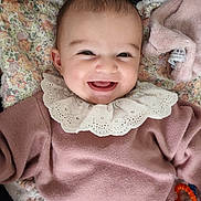 Léa a rejoint le concours — aidez-le/la à gagner de superbes lots ! baby, smile, face, infant, pink_sweater, lace_collar, blanket, floral_pattern, toy, rattle, happy, cute, child, lying_down, soft_toys, indoors, portrait, closeup, warm_clothing, infant_fashion