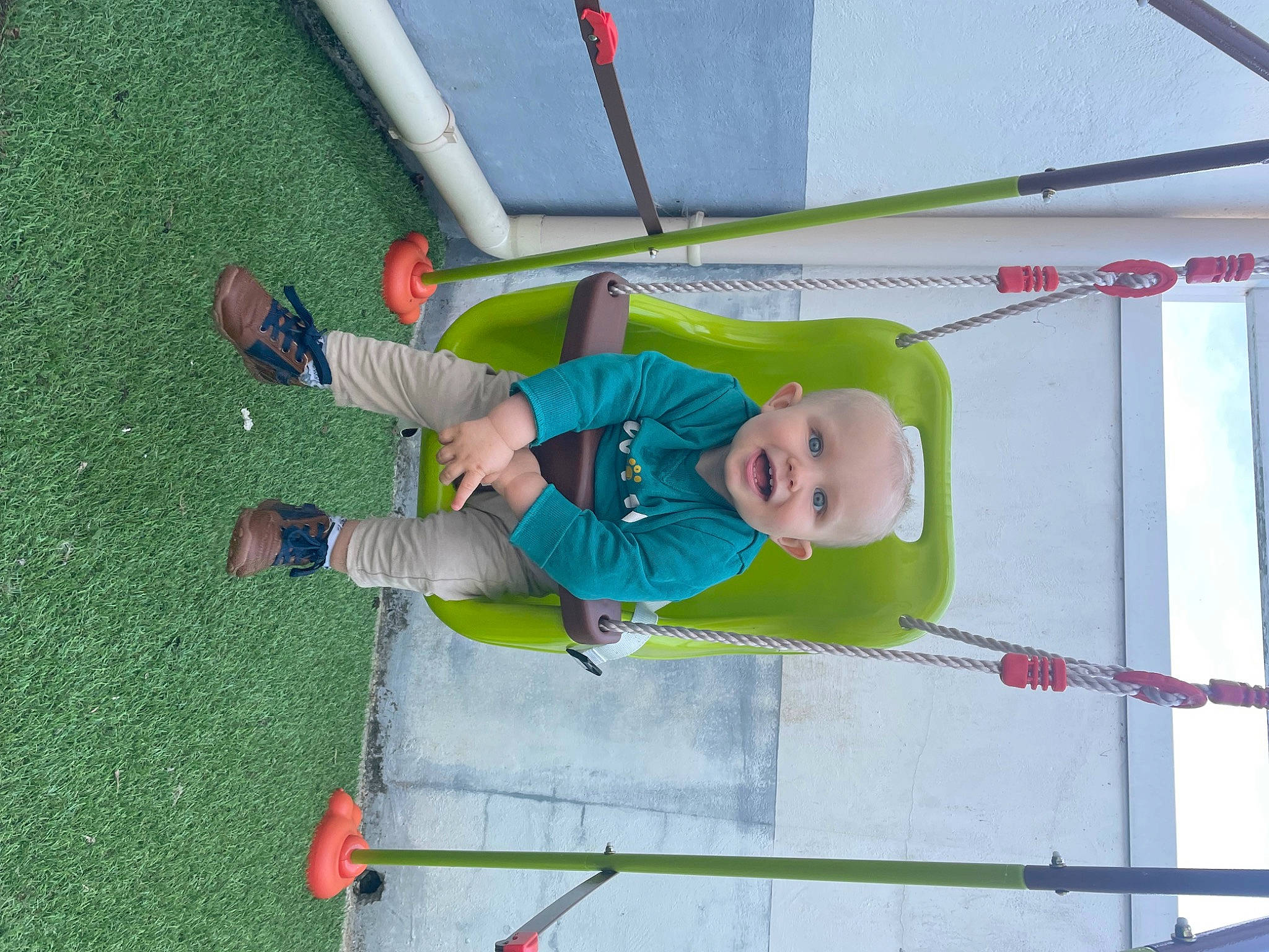 Jules a rejoint le concours — aidez-le/la à gagner de superbes lots ! baby, baby_toddler_clothing, child, fun, grass, happy, hat, knee, leg, leisure, line, person, play, recreation, red, shoe, smile, sneakers, t_shirt, toddler