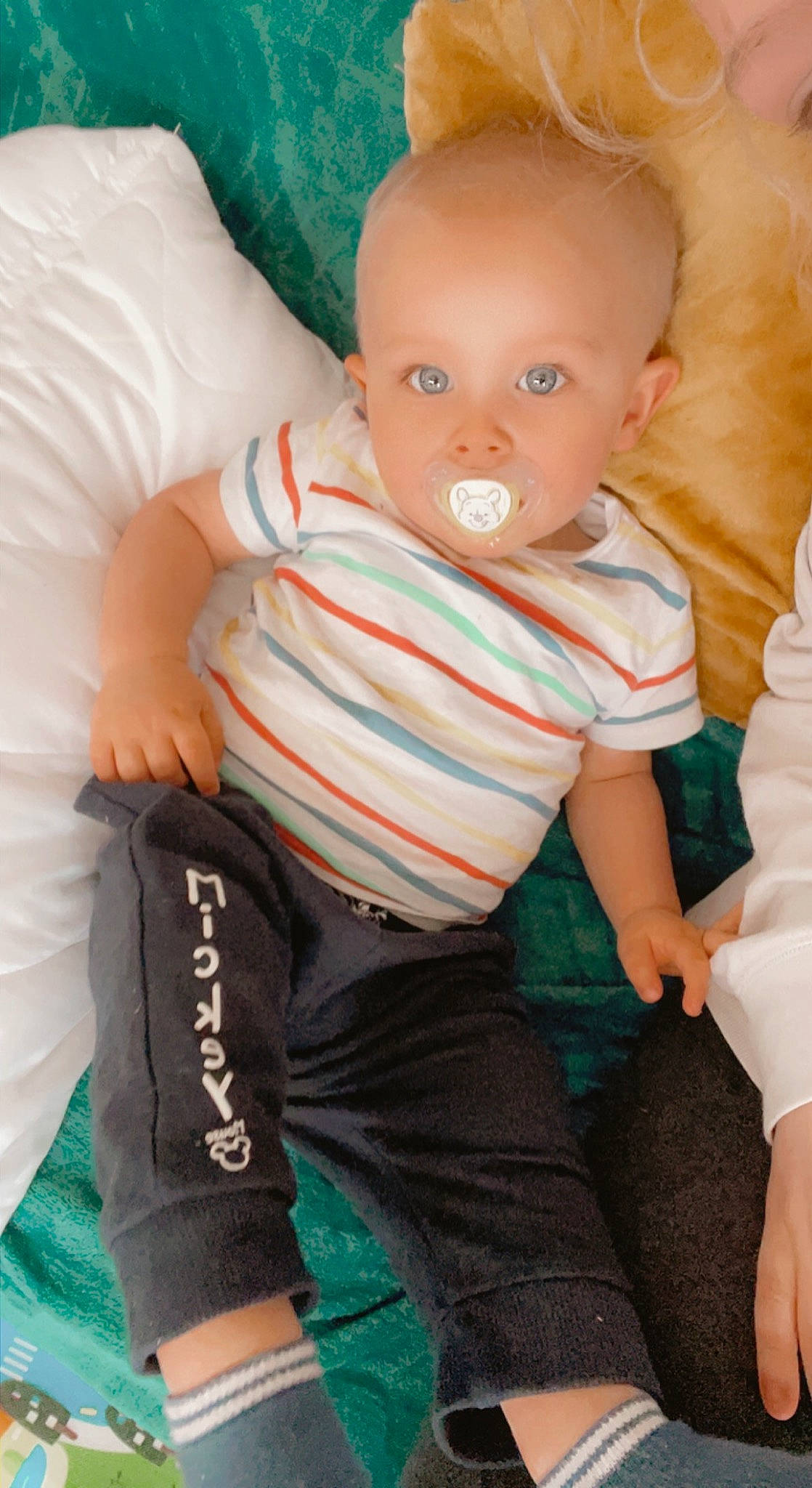 Jules a rejoint le concours — aidez-le/la à gagner de superbes lots ! arm, baby, baby_toddler_clothing, cheek, comfort, facial_expression, gesture, hairstyle, joint, neck, orange, person, shoulder, skin, sleeve, standing, stomach, textile, thigh, trunk