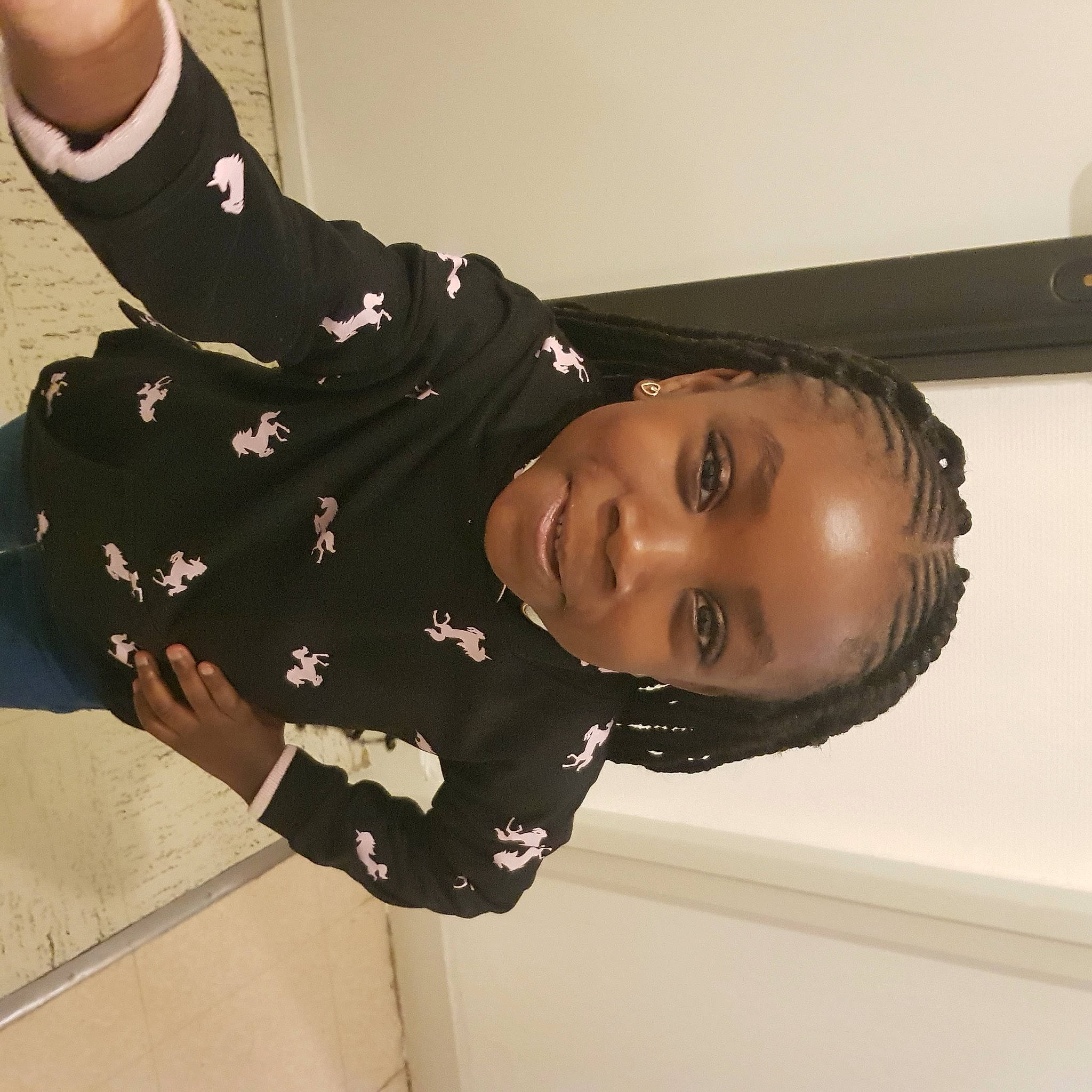 Khloé participe au concours pour gagner de l'argent avec cette photo : abdomen, art, elbow, fashion_accessory, fashion_design, fun, gesture, human_body, human_leg, jewellery, joy, knee, neck, outerwear, pattern, person, sculpture, sleeve, smile, thigh