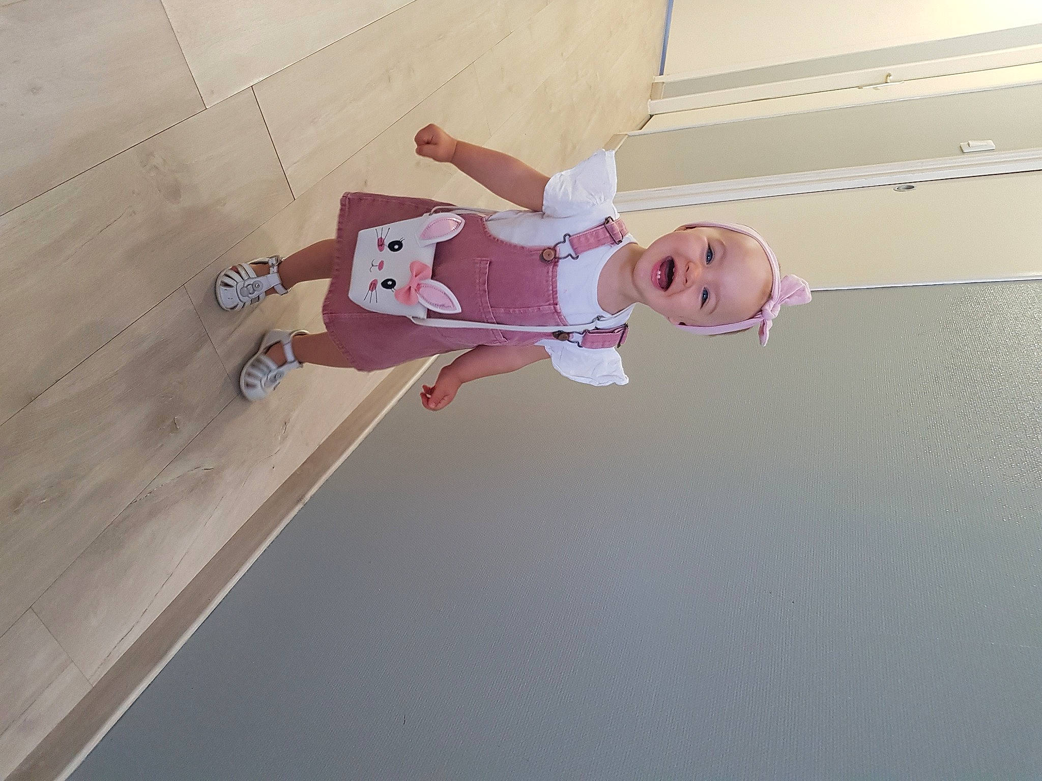 Léïa a rejoint le concours — aidez-le/la à gagner de superbes lots ! baby, ceiling, flooring, fun, hardwood, knee, person, plaster, recreation, room, smile, thigh, toddler, toy, wood, wood_flooring