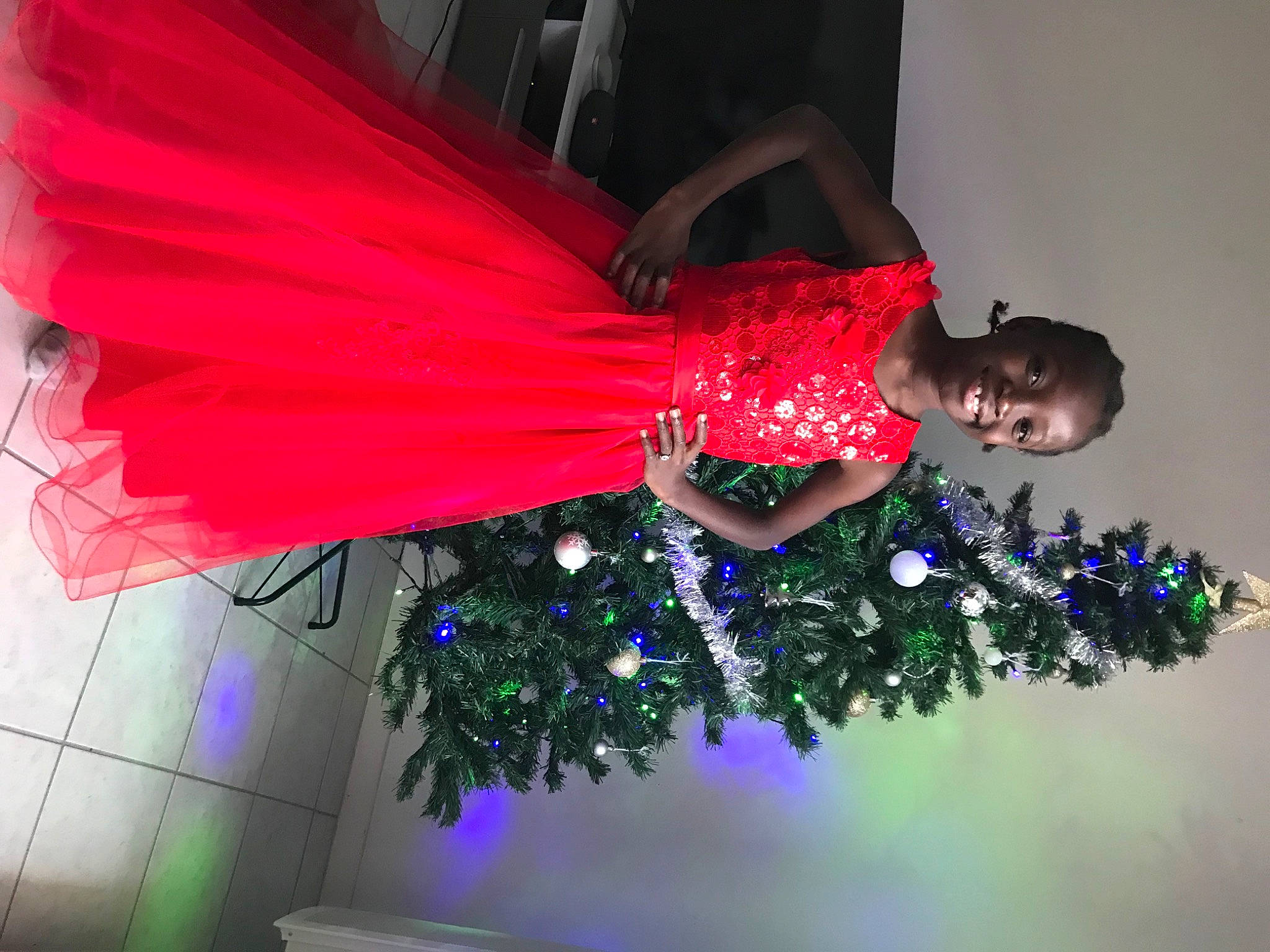 Awa participe au concours pour gagner de l'argent avec cette photo : christmas_ornament, dress, electric_blue, event, fashion_accessory, fashion_design, fun, happy, joy, light, lighting, magenta, pattern, person, petal, pink, plant, purple, red, tradition