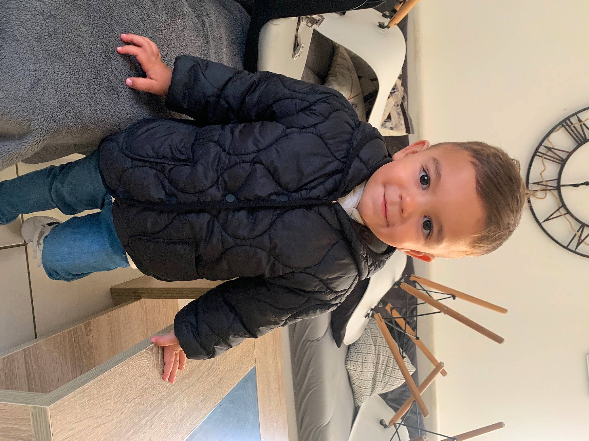 Taylor a rejoint le concours — aidez-le/la à gagner de superbes lots ! auto_part, automotive_tire, child, clock, comfort, fun, gesture, home_accessories, jacket, joy, organ, person, room, sleeve, smile, toddler, white