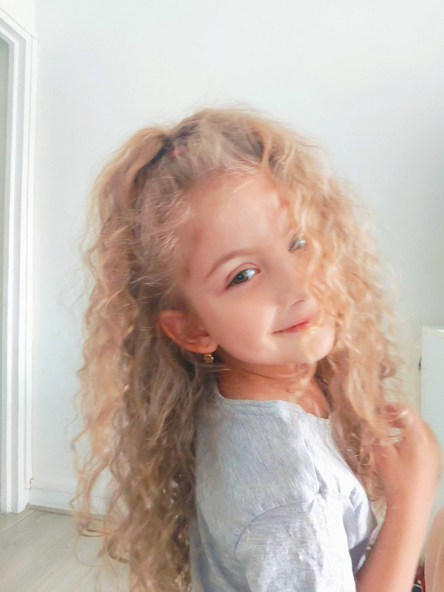 Celine a rejoint le concours — aidez-le/la à gagner de superbes lots ! blond, cheek, chin, dress, eyebrow, eyelash, happy, iris, layered_hair, lip, long_hair, neck, nose, person, ringlet, shoulder, skin, smile, step_cutting, toddler