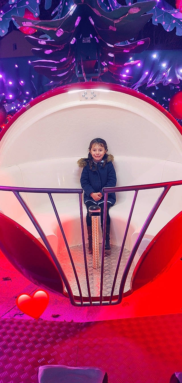 Mila a rejoint le concours — aidez-le/la à gagner de superbes lots ! architecture, beauty, dress, entertainment, event, fashion, fun, jacket, joy, leisure, light, lighting, line, magenta, organ, outerwear, person, photograph, pink, purple