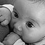 Noéline a rejoint le concours — aidez-le/la à gagner de superbes lots ! baby, close_up, black_and_white, face, infant, hand, skin, eyes, expression, portrait, cute, soft_texture, clothing, newborn, young_child, monochrome, peaceful, innocence, child, toddler