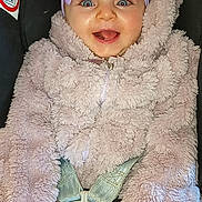 Ezra a rejoint le concours — aidez-le/la à gagner de superbes lots ! baby, baby_accessory, bow, car_seat, child, closeup, clothing, cute, fluffy_jacket, happy, harness, headband, indoor, infant, pacifier, person, portrait, safety, seatbelt, smiling