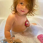 Dahlia participe au concours pour gagner de l'argent avec cette photo : toddler, child, bath, bathtub, bubbles, foam, water, toy, pink, hair, skin, bathroom, playing, cute, young_child, indoor, person, relaxing, fun, cleaning