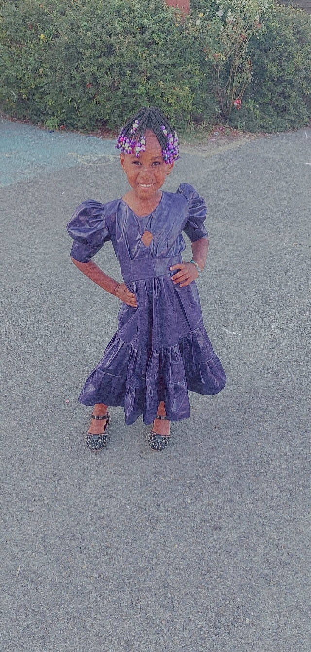 Fatima Zara participe au concours pour gagner de l'argent avec cette photo : asphalt, child, dress, electric_blue, event, fashion_accessory, fun, grass, head, headwear, joy, magenta, pattern, people_in_nature, person, plant, purple, road_surface, sandal, sleeve