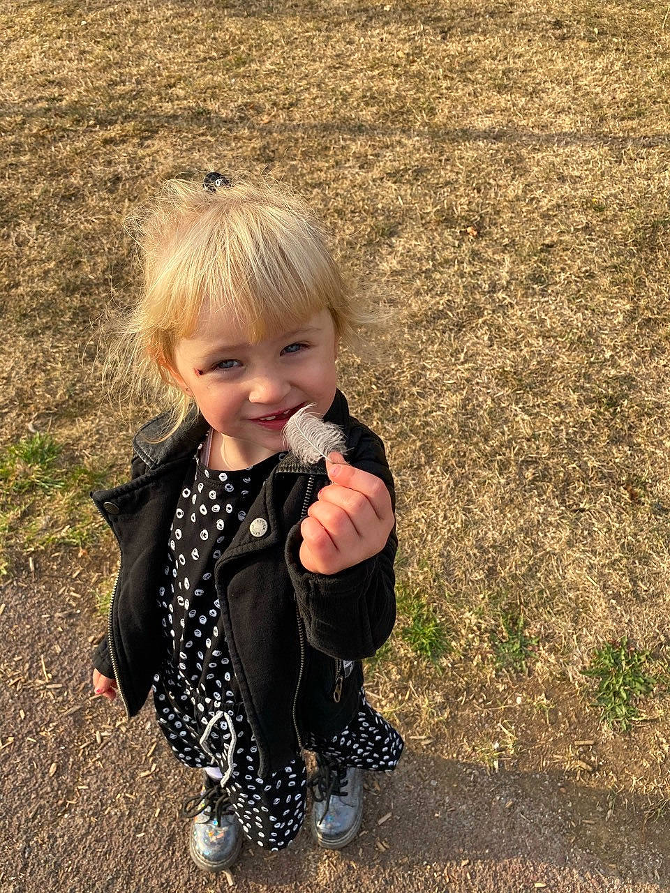 Hillary a rejoint le concours — aidez-le/la à gagner de superbes lots ! baby, baby_toddler_clothing, blond, child, child_model, facial_expression, field, grass_family, happy, human, human_body, jacket, joy, mammal, nose, people_in_nature, person, portrait, prairie, sleeve