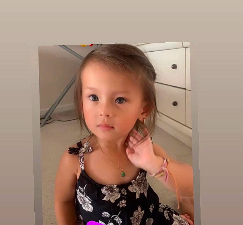 Reign is registered to the contest to win money with this photo: cabinetry, cheek, chest_of_drawers, drawer, dresser, eyebrow, eyelash, gesture, hair, happy, human_body, iris, jaw, jewellery, long_hair, neck, person, sleeve, smile, t_shirt