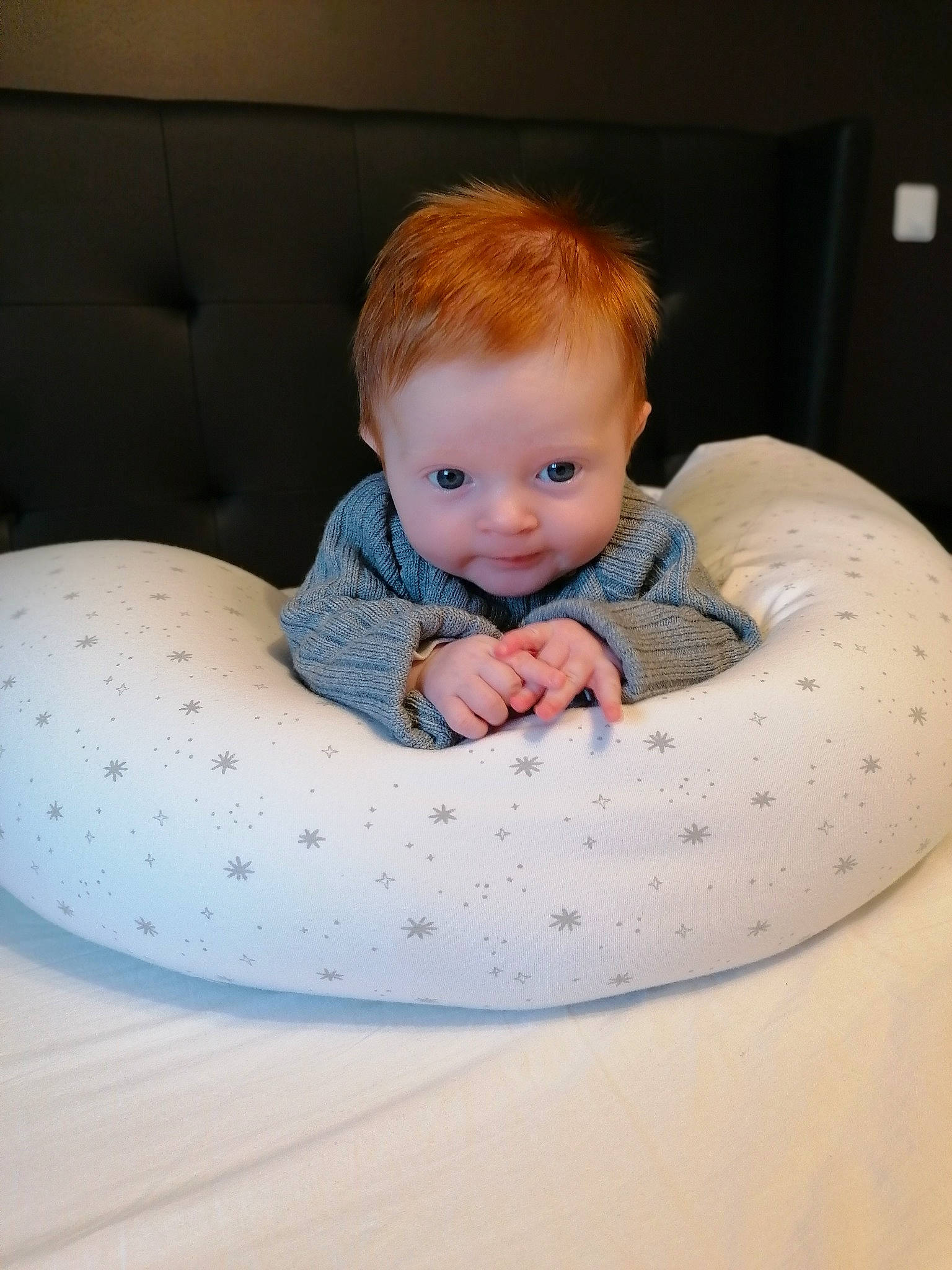 Soan a rejoint le concours — aidez-le/la à gagner de superbes lots ! baby, baby_products, baby_toddler_clothing, cheek, child, comfort, crawling, eye, floor, flooring, fun, happy, head, linens, mouth, person, sitting, skin, sleeve, stomach