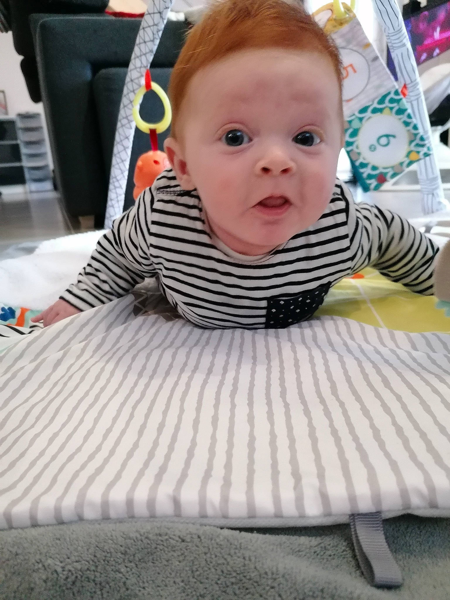 Soan a rejoint le concours — aidez-le/la à gagner de superbes lots ! baby, baby_toddler_clothing, cheek, chin, comfort, cool, eye, face, floor, flooring, happy, head, iris, neck, people, person, skin, sleeve, surprise, textile