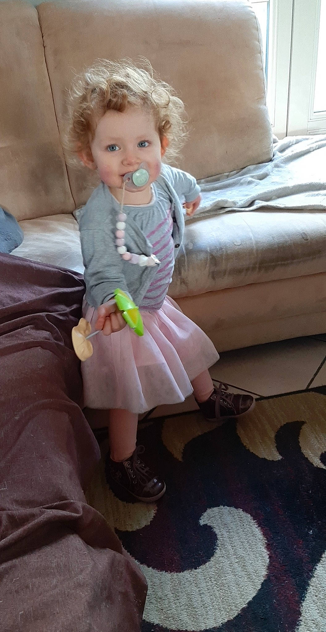 Sasha a rejoint le concours — aidez-le/la à gagner de superbes lots ! baby_toddler_clothing, blond, child, comfort, couch, eye, face, flooring, hair, happy, head, human_leg, iris, lap, person, sandal, sitting, skin, sock, thigh