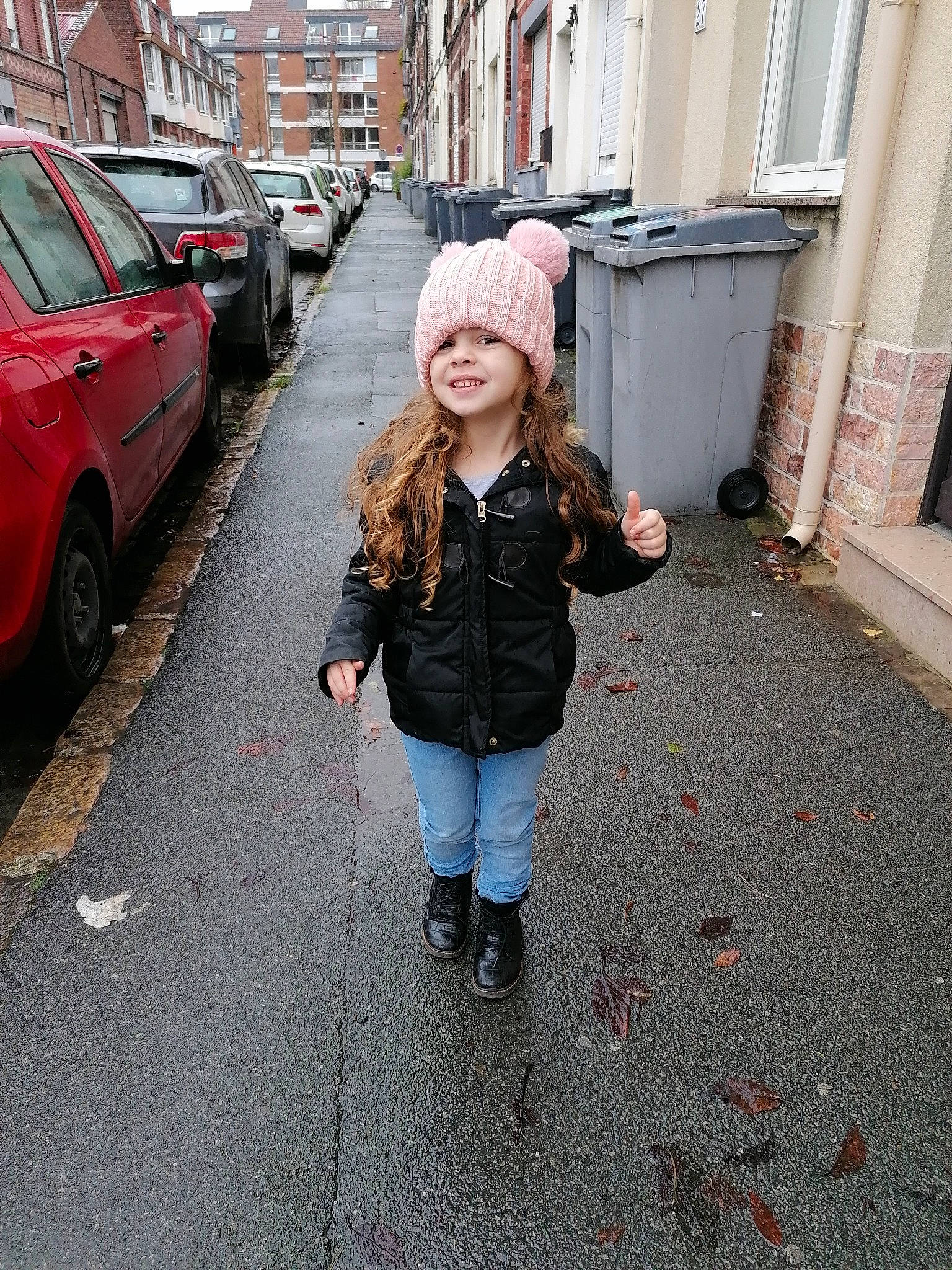 Lila participe au concours pour gagner de l'argent avec cette photo : alloy_wheel, automotive_parking_light, automotive_tail_brake_light, denim, family_car, full_size_car, headwear, jacket, jeans, joy, mid_size_car, neighbourhood, outerwear, person, photography, residential_area, sidewalk, snapshot, street, street_fashion