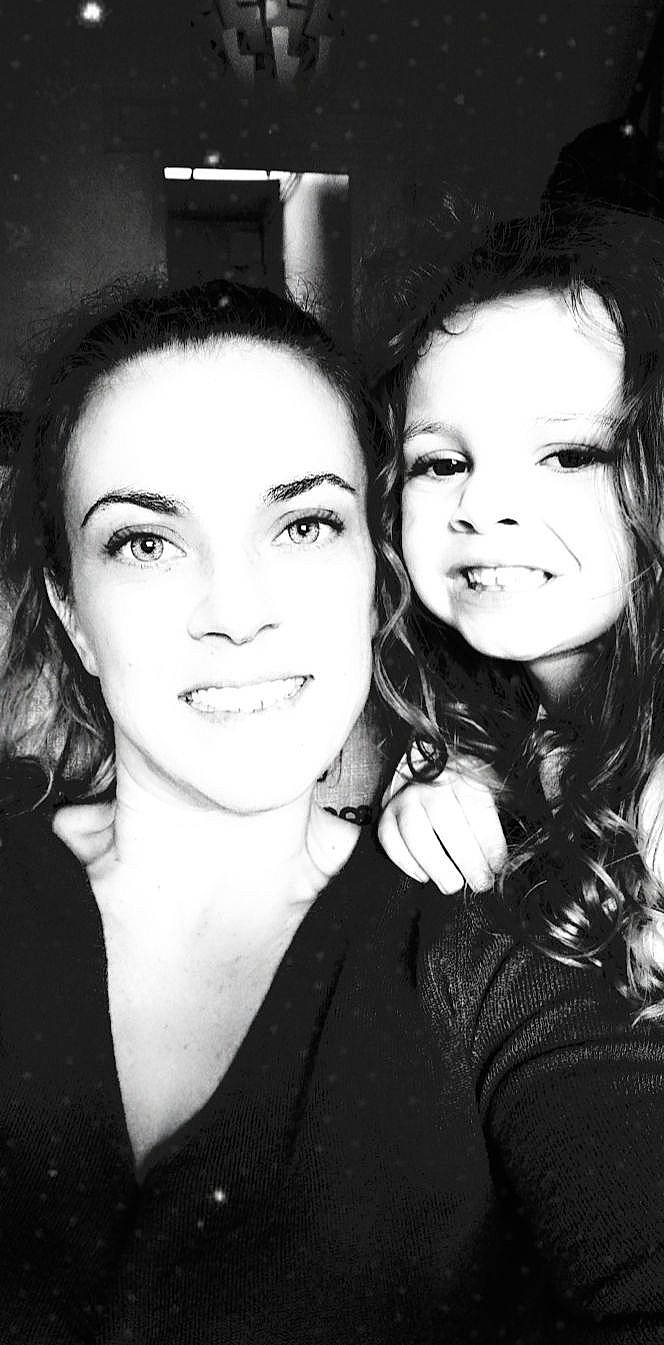 Lila a rejoint le concours — aidez-le/la à gagner de superbes lots ! beauty, black_and_white, black_hair, cheek, eyebrow, face, flash_photography, friendship, fun, jaw, joy, lip, monochrome, monochrome_photography, nose, person, photograph, photography, portrait, selfie