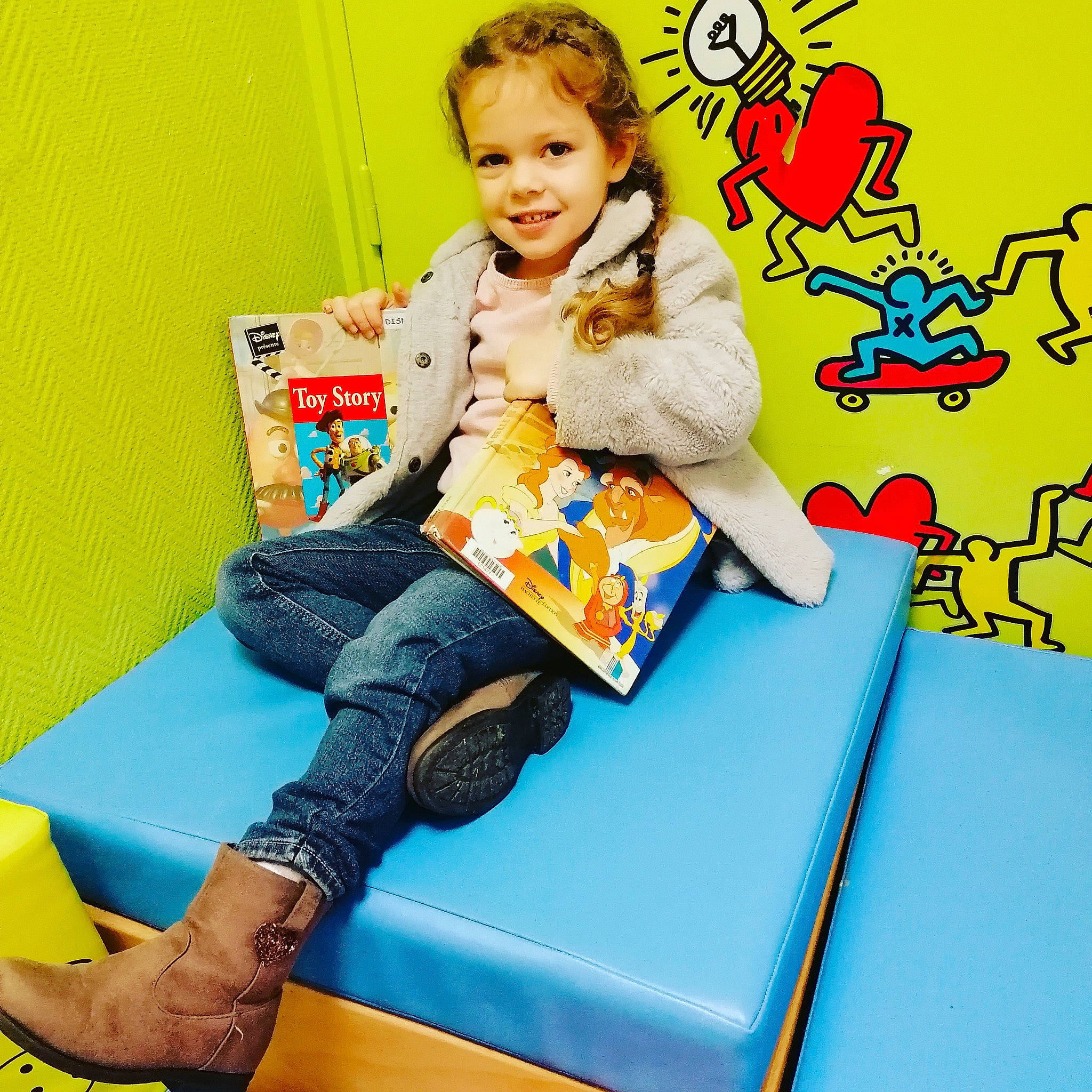 Lila a rejoint le concours — aidez-le/la à gagner de superbes lots ! child, joy, person, play, sitting, toddler, yellow