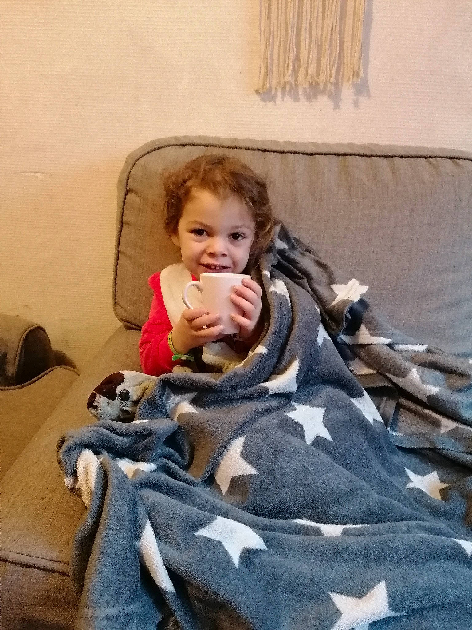 Lila a rejoint le concours — aidez-le/la à gagner de superbes lots ! baby, child, electronic_device, people, person, play, sitting, technology, toddler, vacation