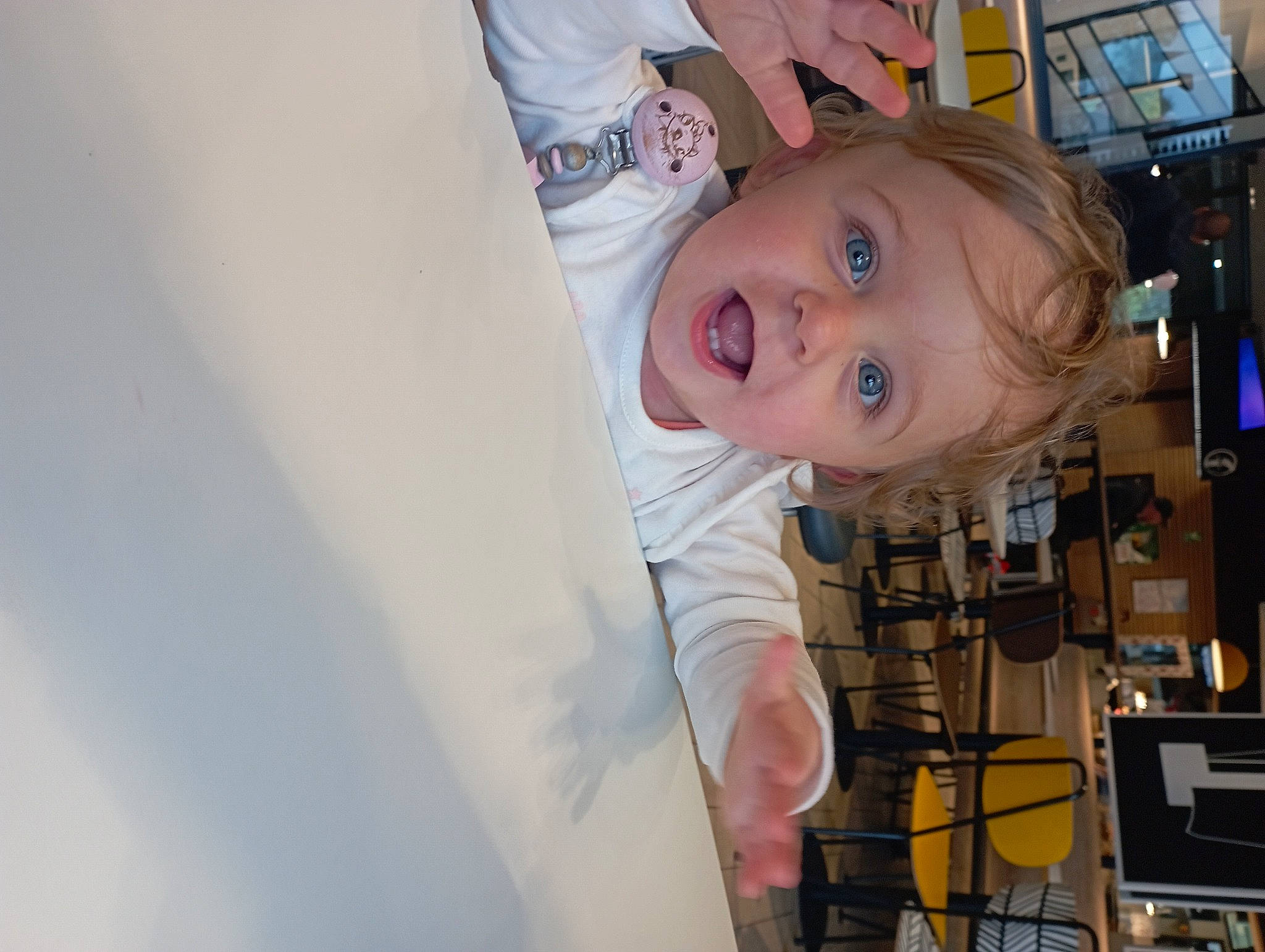 Ambre a rejoint le concours — aidez-le/la à gagner de superbes lots ! baby, child, engineering, fun, hat, machine, person, refrigerator, room, service, smile, surprise, t_shirt, toddler