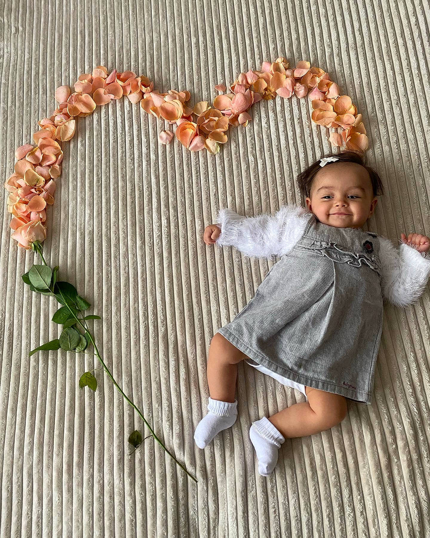 Eugenia participe au concours pour gagner de l'argent avec cette photo : baby_toddler_clothing, door, fashion_accessory, floral_design, grass, happy, jewellery, joy, knot, leaf, pattern, peach, person, smile, sock, spring, textile, toddler, toy, twig
