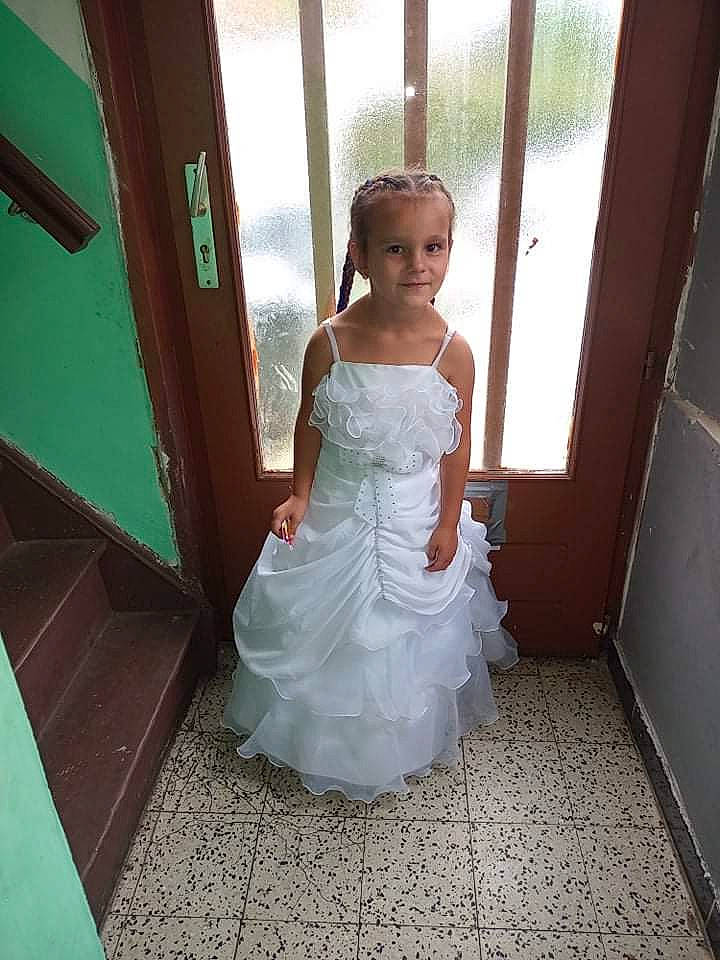 Loanie a rejoint le concours — aidez-le/la à gagner de superbes lots ! bridal_accessory, bridal_clothing, bridal_party_dress, bride, day_dress, dress, embellishment, fashion_design, flash_photography, floor, flooring, gown, happy, hardwood, joy, one_piece_garment, person, shoulder, waist, wedding_dress