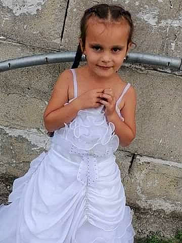 Loanie a rejoint le concours — aidez-le/la à gagner de superbes lots ! bridal_accessory, bridal_clothing, bridal_party_dress, day_dress, dress, face, flash_photography, formal_wear, fun, gown, hair, hairstyle, hand, happy, joy, long_hair, neck, person, shoulder, smile