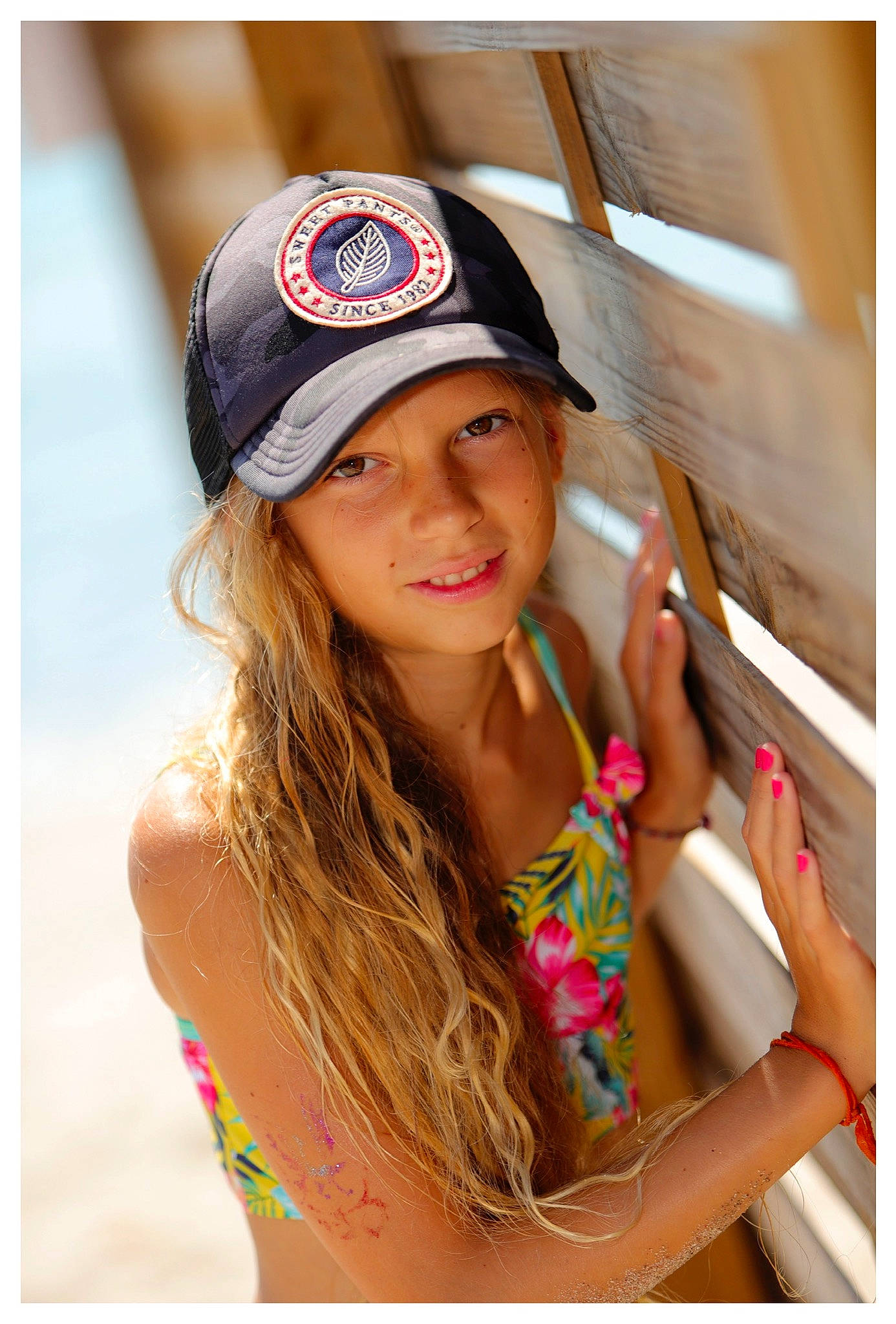 Mailyss participe au concours pour gagner de l'argent avec cette photo : baseball_cap, beauty, brown_hair, cap, fashion_accessory, hat, headgear, headwear, joy, long_hair, model, person, photography, trucker_hat