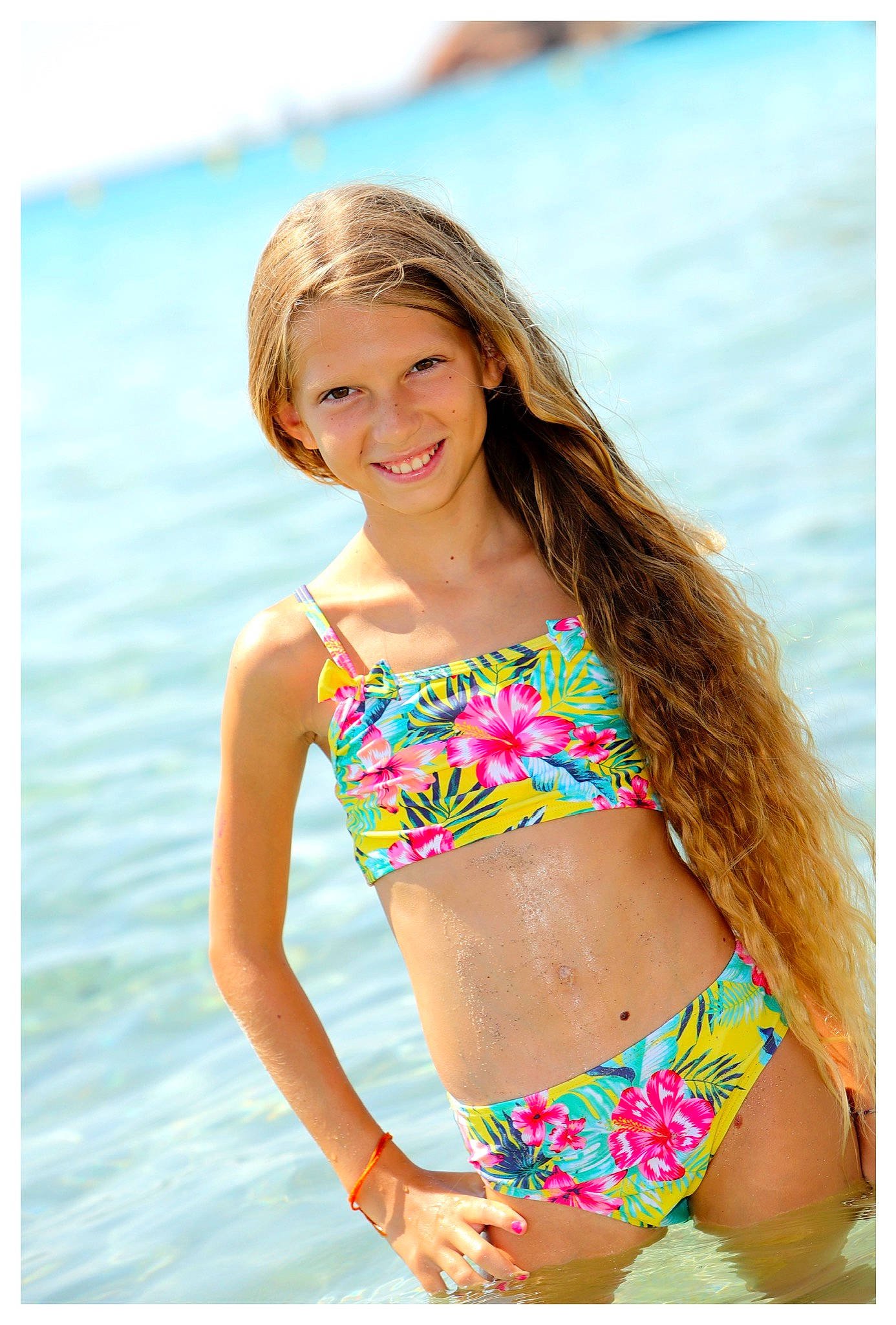 Mailyss participe au concours pour gagner de l'argent avec cette photo : bikini, briefs, child_model, clothing, joy, lingerie, long_hair, maillot, model, navel, person, smile, stomach, summer, surfer_hair, swimsuit_bottom, swimsuit_top, swimwear, tankini, undergarment
