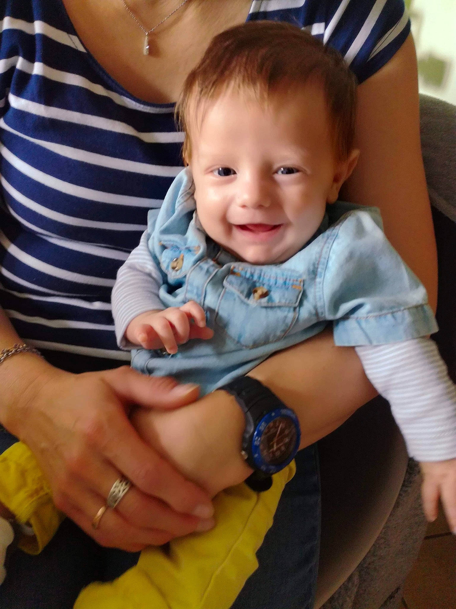 Gabryël a rejoint le concours — aidez-le/la à gagner de superbes lots ! arm, baby, cheek, child, finger, hand, leg, person, play, product, sitting, skin, smile, thumb, toddler