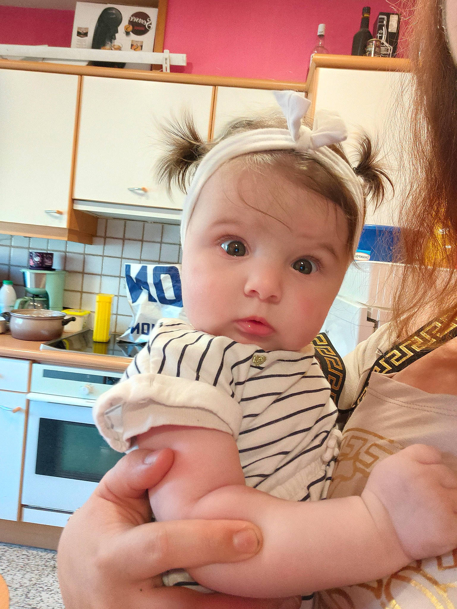 Noelya participe au concours pour gagner de l'argent avec cette photo : baby, baby_toddler_clothing, cabinetry, chair, cooking, cooktop, countertop, eyelash, finger, gas_stove, happy, home_appliance, kitchen, kitchen_appliance, kitchen_stove, person, picture_frame, room, shelf, thumb