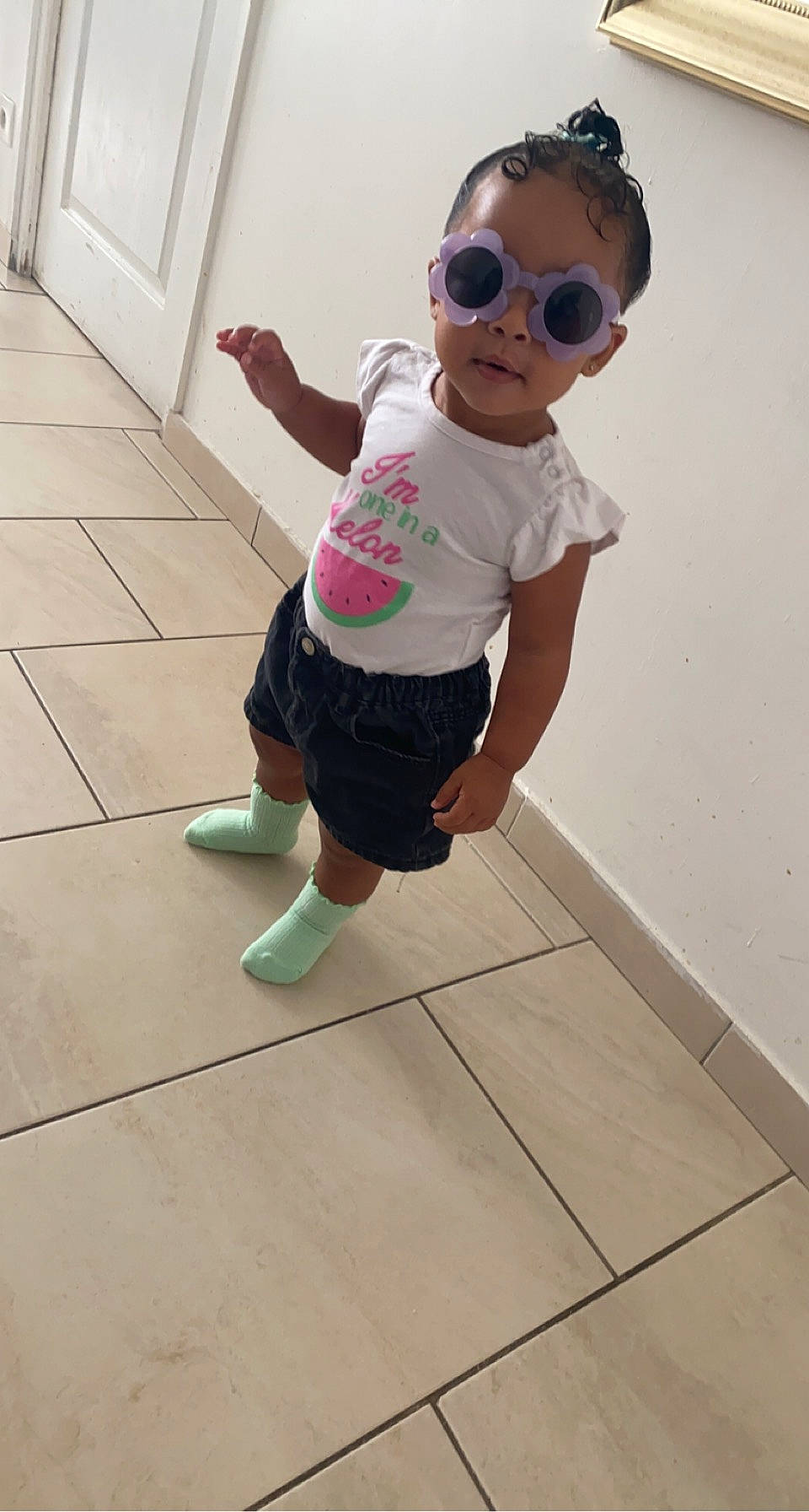 Kamyliah participe au concours pour gagner de l'argent avec cette photo : baby_toddler_clothing, barefoot, eyewear, flooring, fun, goggles, happy, human_leg, knee, person, shorts, sleeve, sportswear, sunglasses, t_shirt, thigh, toddler, vision_care, waist, white