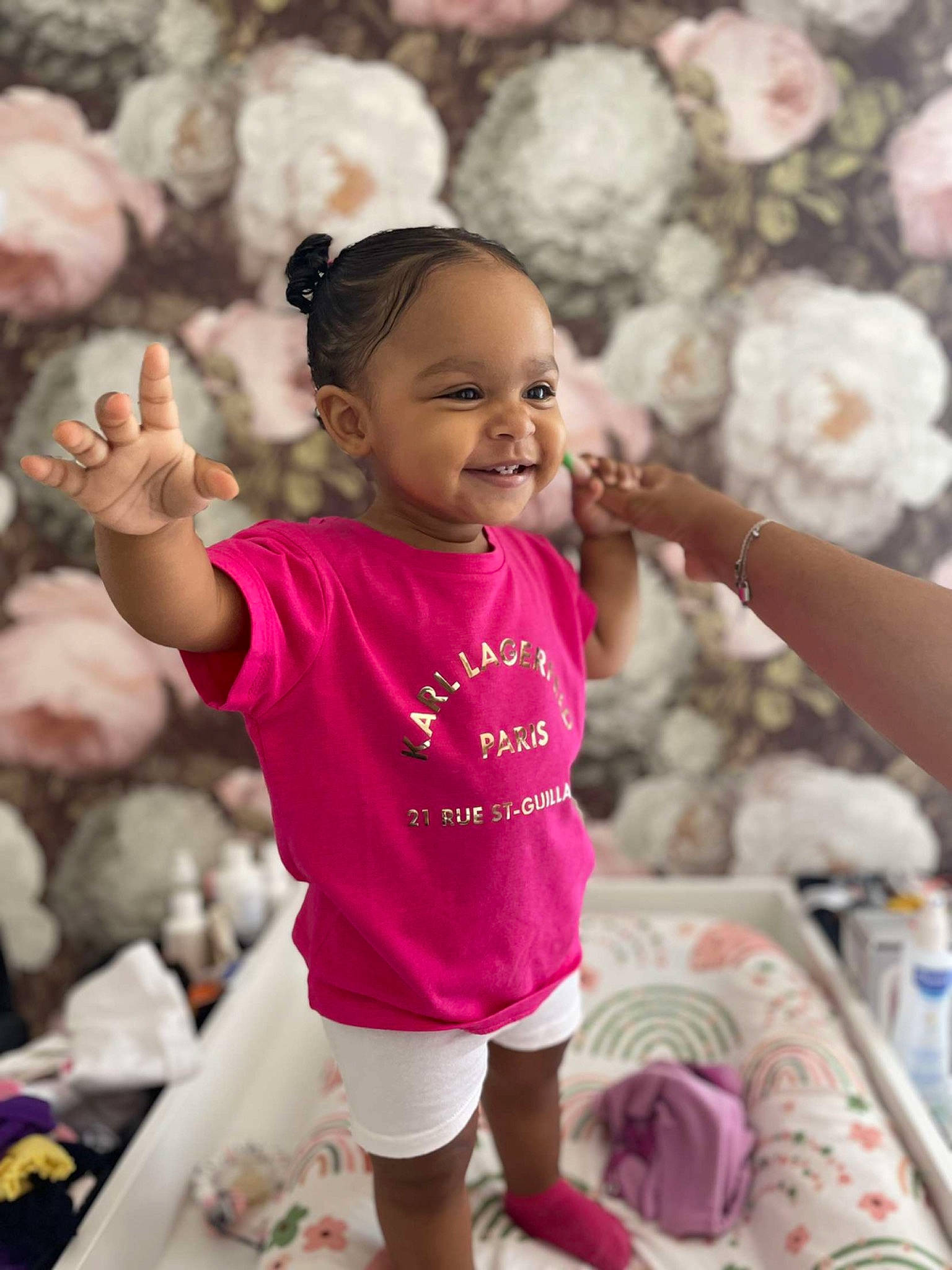 Kamyliah participe au concours pour gagner de l'argent avec cette photo : baby, baby_toddler_clothing, cheek, child, facial_expression, finger, fun, hairstyle, happy, head, human, joy, leisure, mammal, person, pink, shorts, skin, sleeve, smile