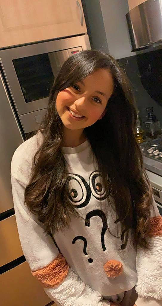 Hind a rejoint le concours — aidez-le/la à gagner de superbes lots ! automotive_design, beauty, black_hair, brown_hair, chest, event, eyelash, eyewear, fashion, fashion_design, joy, layered_hair, long_hair, neck, necklace, pattern, person, sleeve, smile, t_shirt