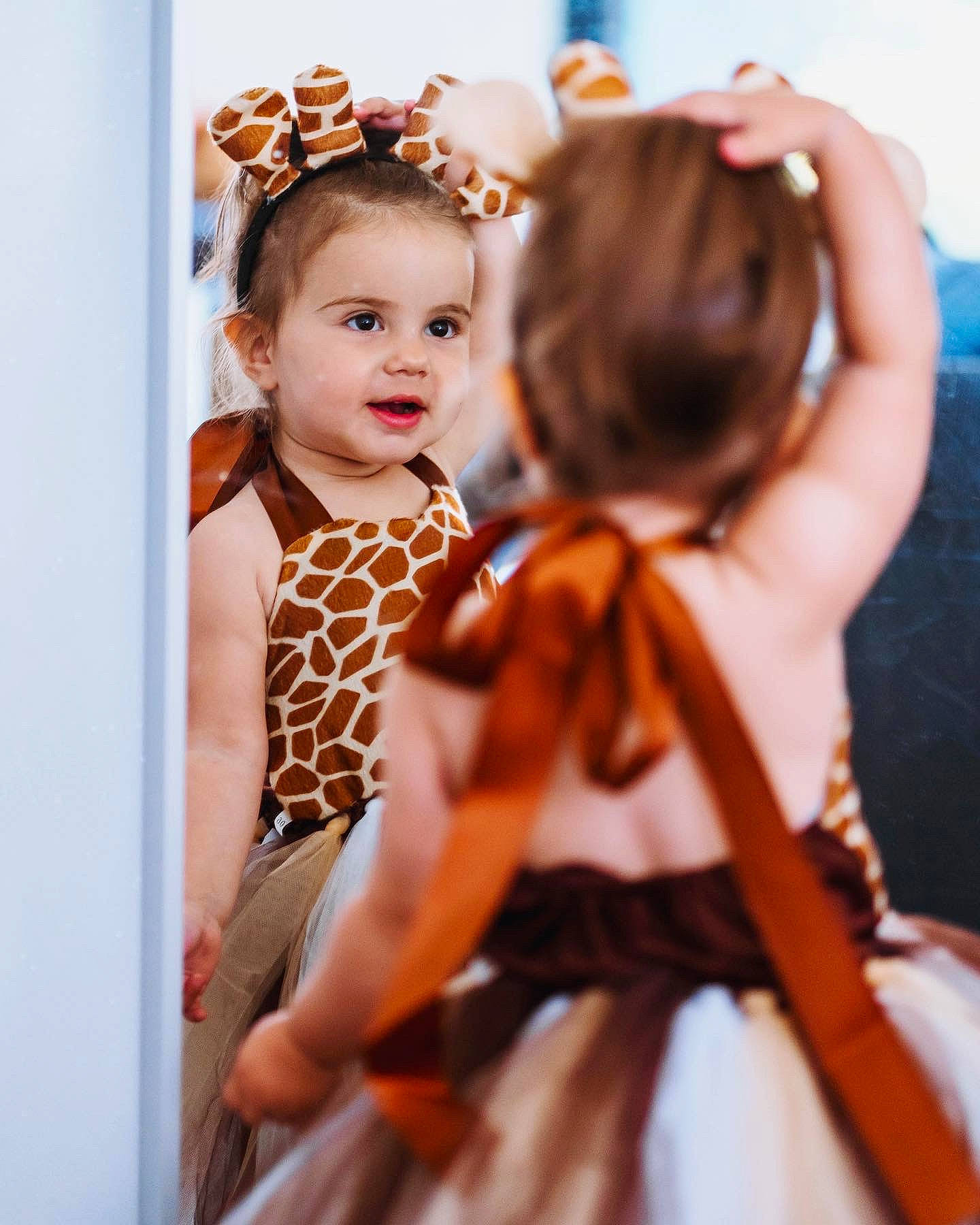 Anaya participe au concours pour gagner de l'argent avec cette photo : arm, blond, child, day_dress, event, fashion_design, formal_wear, hair_accessory, happy, headpiece, jewellery, joint, long_hair, neck, orange, pattern, person, shoulder, sleeve, toddler