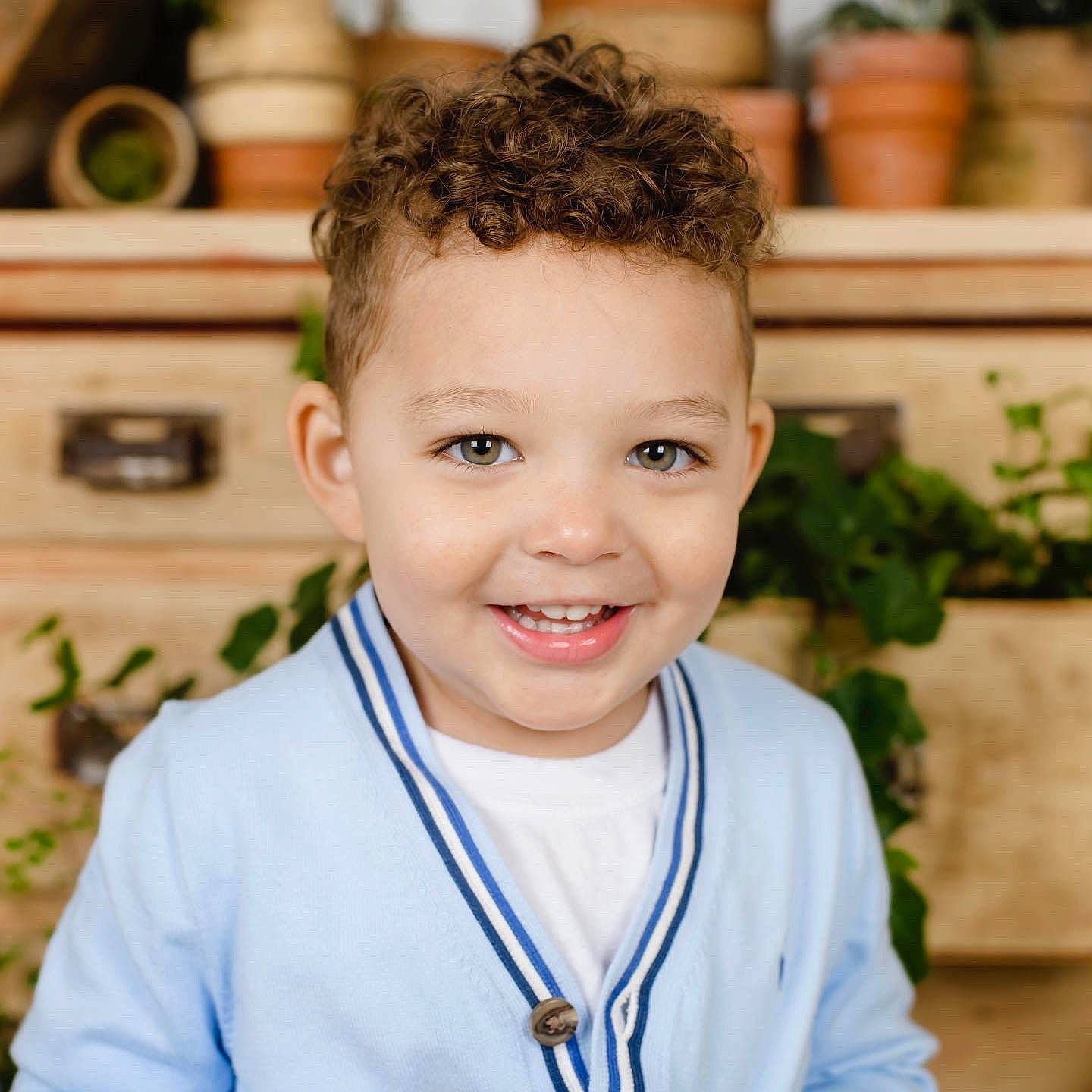 Slayte is registered to the contest to win money with this photo: blond, cheek, child, electric_blue, eyebrow, facial_expression, flash_photography, flowerpot, forehead, fun, hair, happy, head, houseplant, iris, joy, neck, nose, person, plant