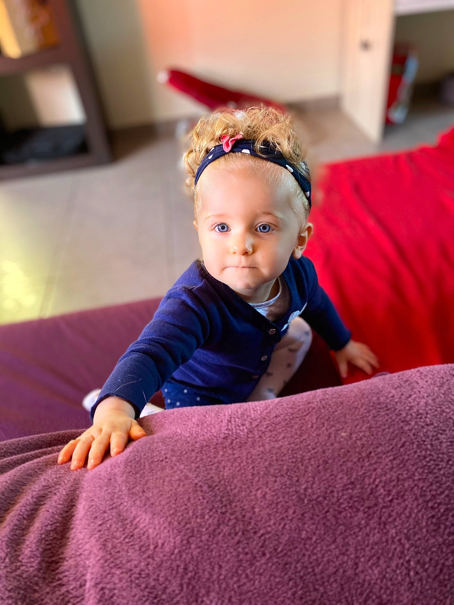 Kessy a rejoint le concours — aidez-le/la à gagner de superbes lots ! baby, baby_toddler_clothing, child, comfort, electric_blue, fashion_accessory, flooring, fun, happy, headband, headpiece, magenta, pattern, person, pink, purple, room, sitting, skin, sleeve