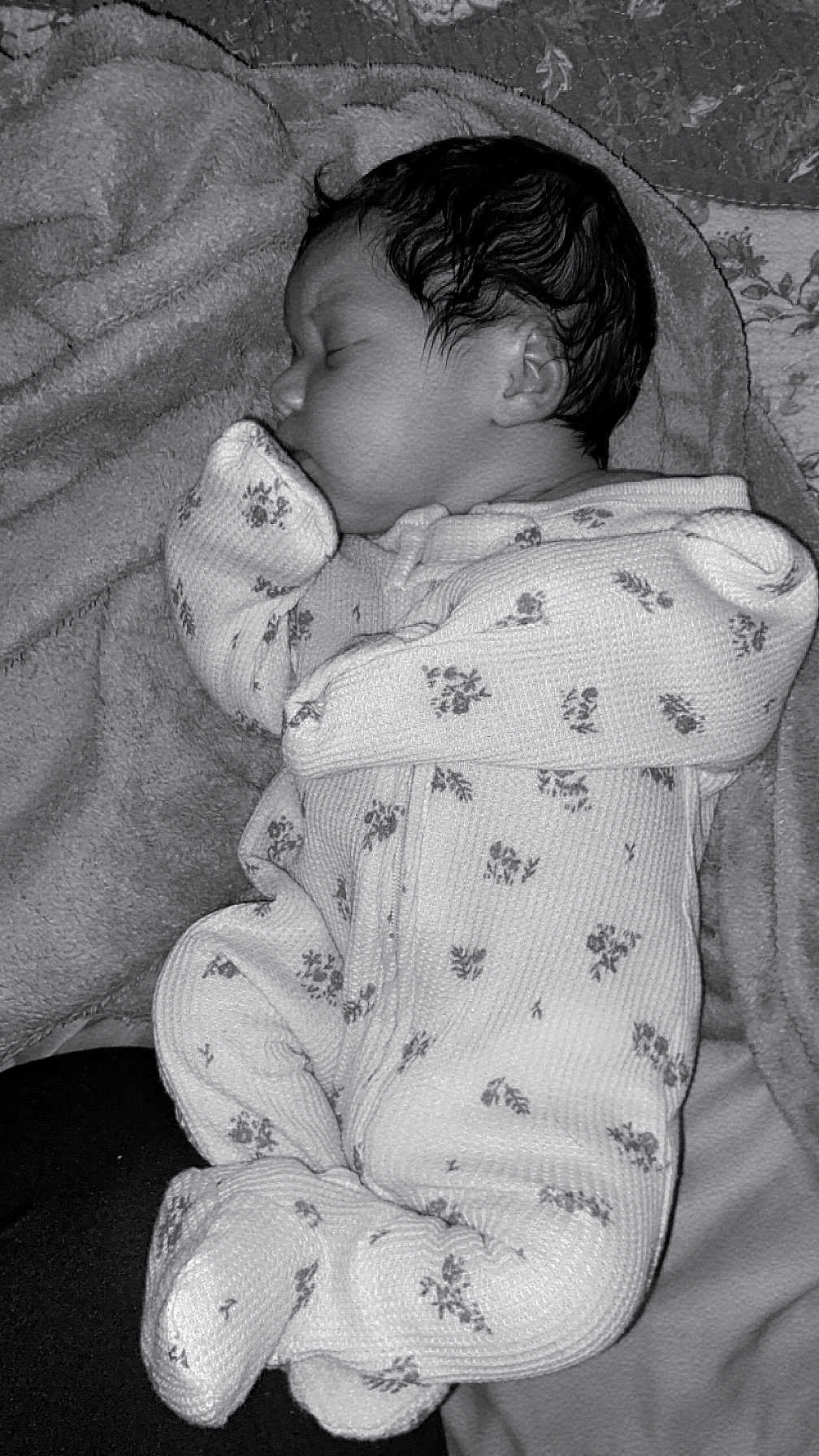 Elliana is registered to the contest to win money with this photo: baby, sleeping, onesie, blanket, infant, cozy, face, person, clothing, newborn, soft, resting, cute, peaceful, portrait, black_and_white, child, toddler, lying_down, warm