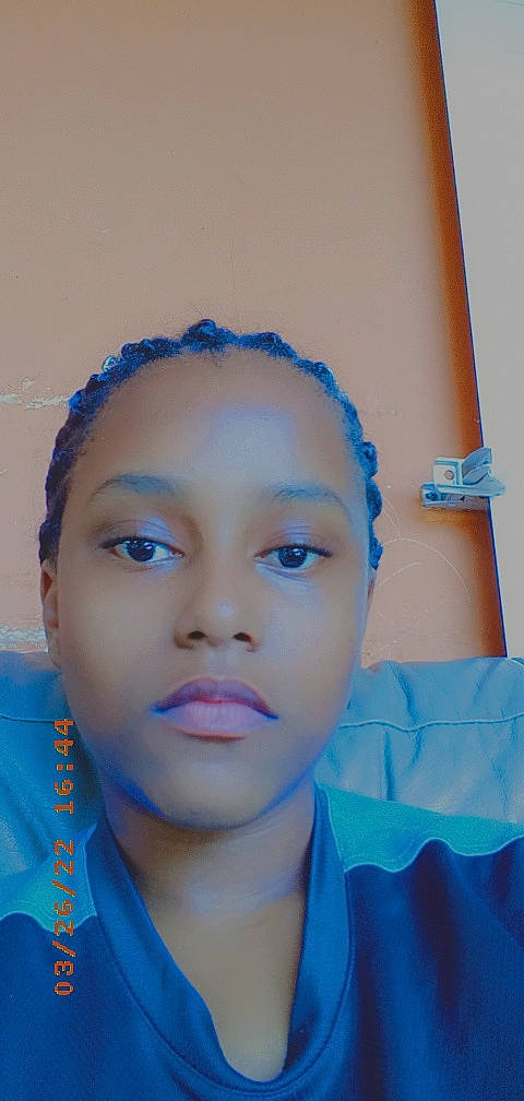 Sarah a rejoint le concours — aidez-le/la à gagner de superbes lots ! aqua, blue, cheek, child, chin, electric_blue, eyebrow, eyelash, fashion_design, flash_photography, forehead, fun, gesture, happy, jewellery, lip, neck, person, skin, street_fashion