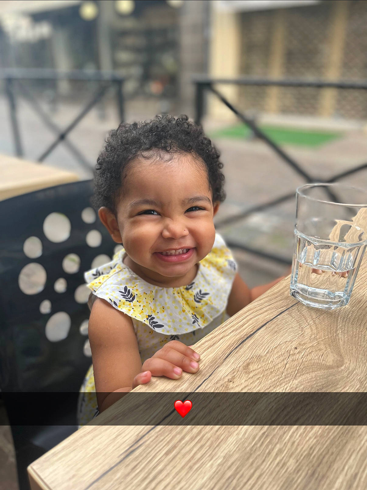 Cathaleya a rejoint le concours — aidez-le/la à gagner de superbes lots ! child, drinkware, event, flooring, fun, glass, grass, happy, hardwood, leisure, person, recreation, sitting, skin, smile, table, tableware, toddler, travel, wood