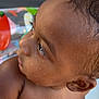 Ohayo a rejoint le concours — aidez-le/la à gagner de superbes lots ! baby, blurred_background, child, close_up, colorful_background, curly_hair, ear, expression, face, infant, natural_light, outdoor, person, portrait, profile, shoulder, skin, water_droplets, wet_skin, young_child