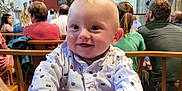 Eddy participe au concours pour gagner de l'argent avec cette photo : baby, child, smiling, indoor, church, wooden_pew, people, audience, patterned_shirt, hands, face, blond_hair, religious_art, seated, background, casual_clothing, crowd, portrait, happy, event