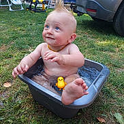 Eddy participe au concours pour gagner de l'argent avec cette photo : baby, blue_eyes, child, cute, daylight, foot, fun, grass, happy, nature, necklace, outdoor, plastic, playful, sitting, skin, summer, tub, water, wet