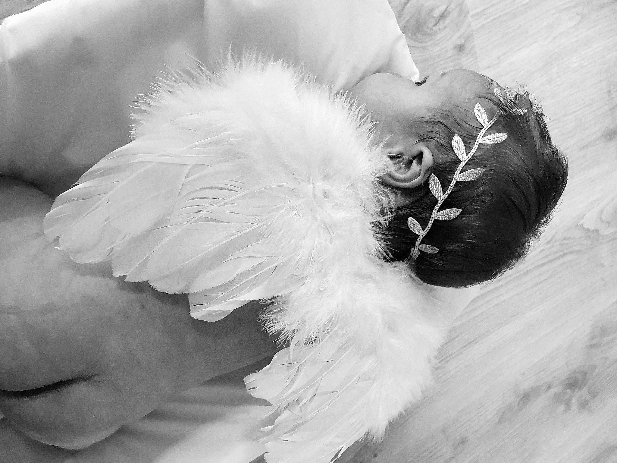 Cassie participe au concours pour gagner de l'argent avec cette photo : black_and_white, dress, fashion_accessory, feather, fur, hair_accessory, hand, headpiece, monochrome_photography, person, photography, stock_photography, style, white, wing